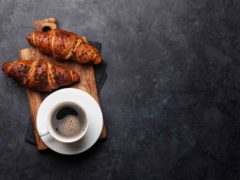 Trockene Brötchen und heißer Kaffee sind weder ein Frühstück noch ein Sachbezug